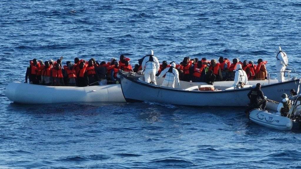 Rettungsaktion der italienischen Marine im Mittelmeer. Für die vergangenen sieben Tage geht das UNO-Flüchtlingshilfswerk UNHCR von rund 700 ertrunkenen Flüchtlingen aus. (Archivbild)