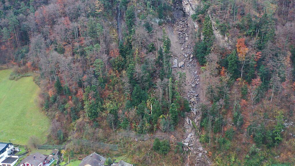 Felsbrocken kracht im Gebiet Getschwili in Altdorf UR in Wohnhaus