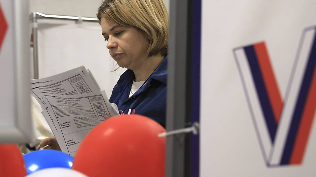 Ein Mitglied der Wahlkommission zählt die Stimmzettel in einem Wahllokal während der Präsidentschaftswahlen. Foto: Uncredited/AP/dpa