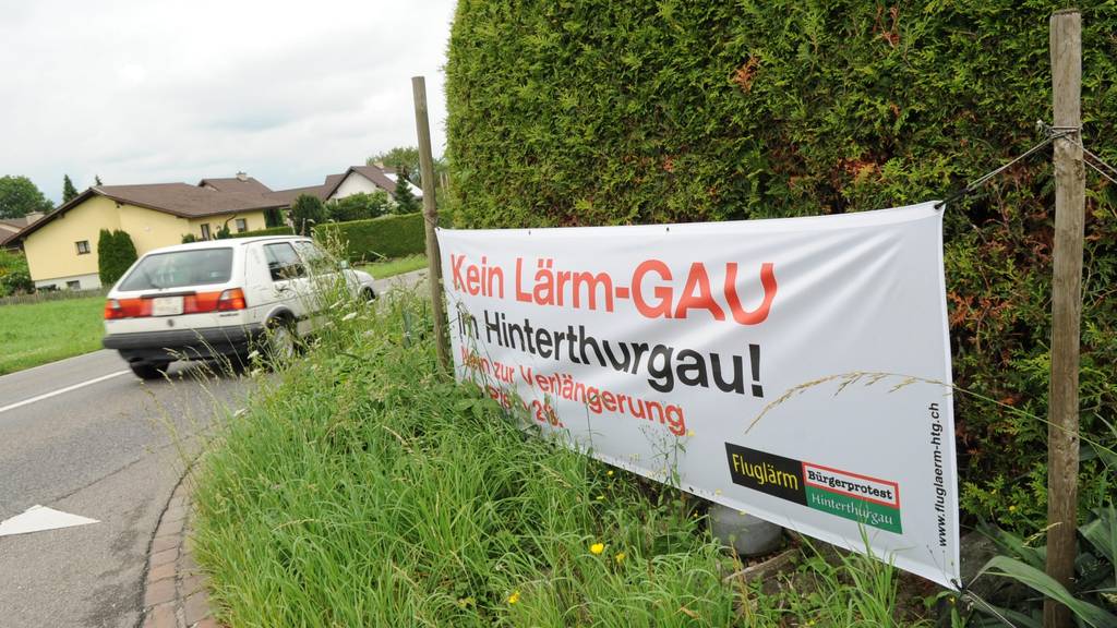 Plakat gegen Fluglärm in Sirnach aus dem Jahr 2010.