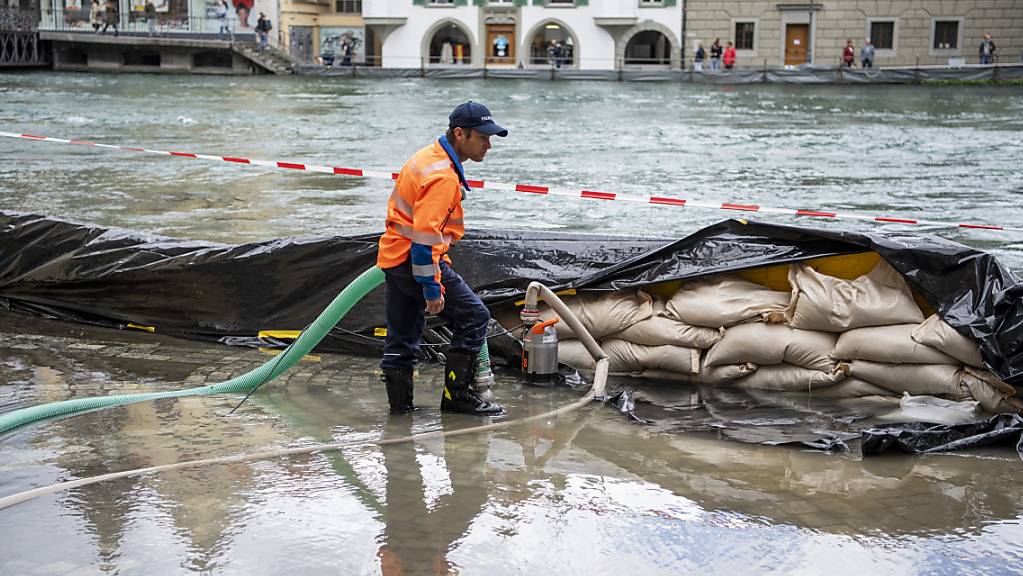 Die Hochwasserlage in der Schweiz hat sich über Nacht teilweise verschärft. In Luzern wurden deswegen am Freitag Brücken gesperrt.