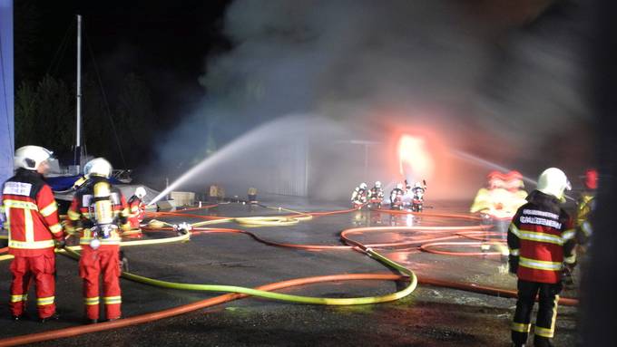 Bootswerft-Brand ist weitgehend gelöscht