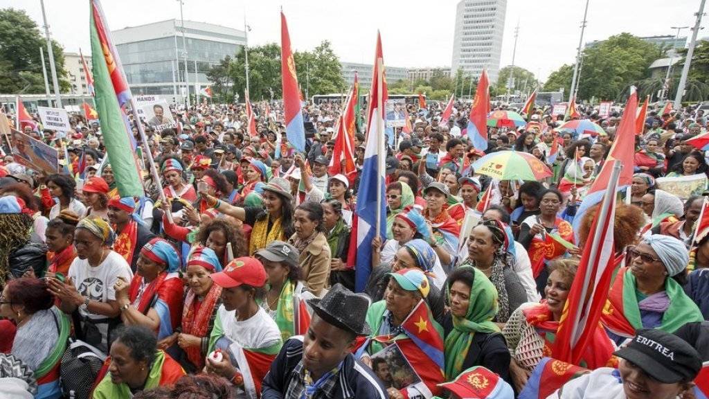Laut den Organisatoren nahmen rund 10'000 Menschen an der Kundgebung vor dem Genfer UNO-Sitz teil, laut Polizei 3000 bis 4000.