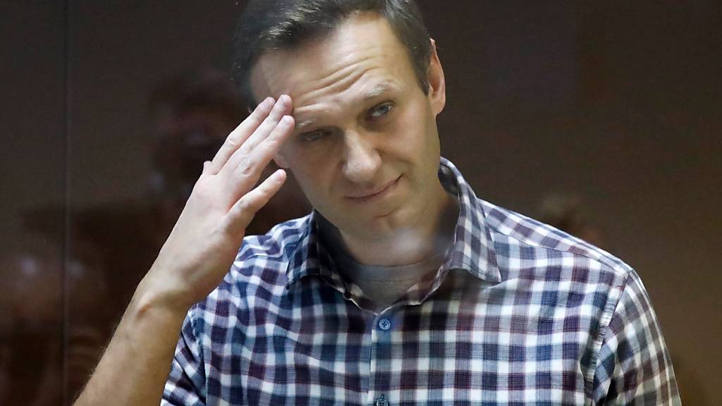 ARCHIV - Alexej Nawalny steht während seiner Verhandlung hinter einer Glasscheibe im Babuskinsky Bezirksgericht. Derzeit gibt es kein Lebenszeichen von dem russischen Oppositionsführer. Foto: Alexander Zemlianichenko/AP/dpa