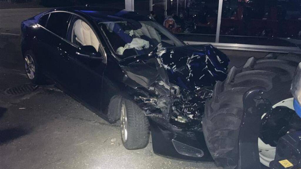 Bei der Kollision mit einem parkierten Traktor in Schattdorf wurden ein 37-jähriger Autofahrer und seine 38-jährige Beifahrerin mittelschwer verletzt.