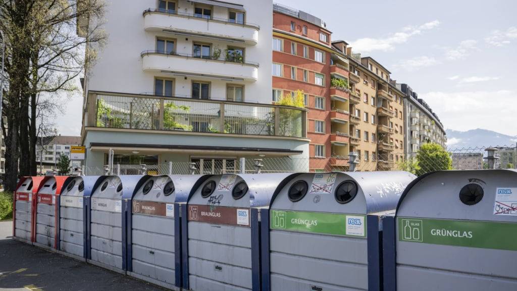Im Kanton Luzern ist 2024 mehr Siedlungsabfall angefallen. (Archivaufnahme von Abfallcontainern in Luzern)