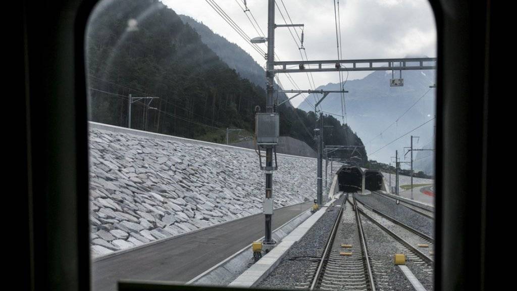 Blick aus dem Zugfenster in den Gotthard-Basistunnel. Geht alles nach Plan, durchqueren nächsten Sommer die ersten Passagiere die 57 Kilometer lange Tunnelstrecke.