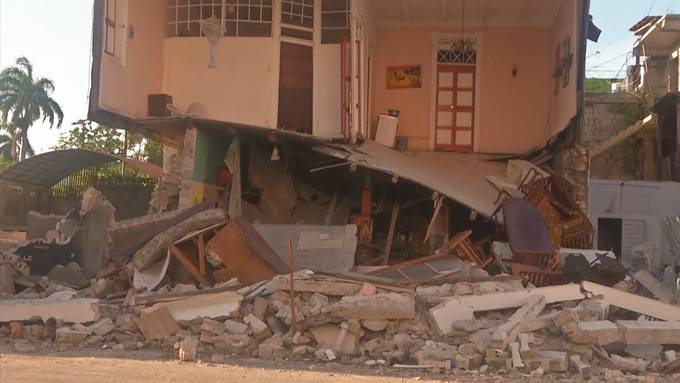 Mehr als 300 Tote bei Erdbeben - Weitere Opfer befürchtet