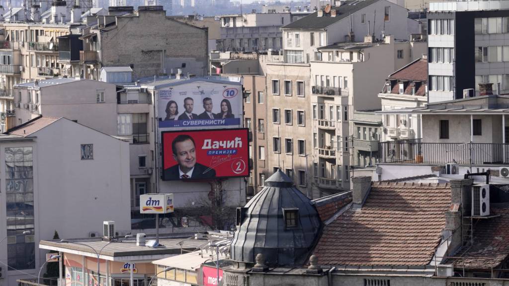 ARCHIV - Wahlplakate sind vor dem Präsidenten- und Parlamentswahl zu sehen, von Ivica Dacic, Vorsitzender der Sozialistischen Partei Serbiens (unten), und die Führer der nationalistischen Koalition der Souveränisten zu sehen sind. Foto: Darko Vojinovic/AP/dpa