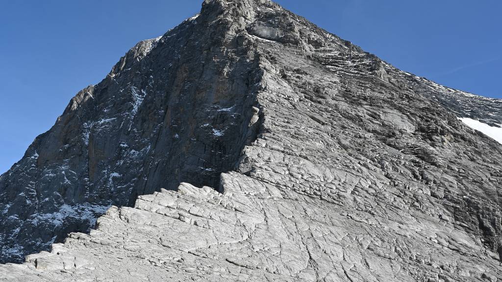 In Wengen ist am Freitagnachmittag ein Bergsteiger auf dem Westgrat beim Abstieg vom Eiger mehrere hundert Meter abgestürzt.