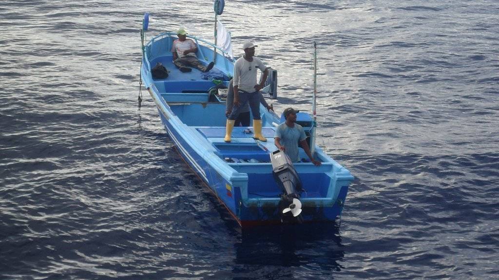 Die geretteten Fischer in ihrem Boot.