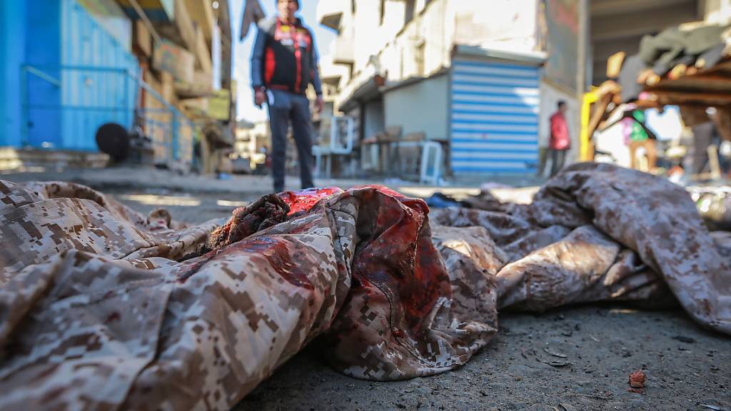 dpatopbilder - Ein blutbeflecktes Laken liegt am Ort eines tödlichen Anschlags, einem Straßenmarkt für gebrauchte Kleidung im Stadtzentrum. Bei einem schweren Doppelanschlag in der irakischen Hauptstadt Bagdad sind am Donnerstag mindestens 28 Menschen getötet und mehr als 70 weitere verletzt worden. Foto: Ameer Al Mohammedaw/dpa