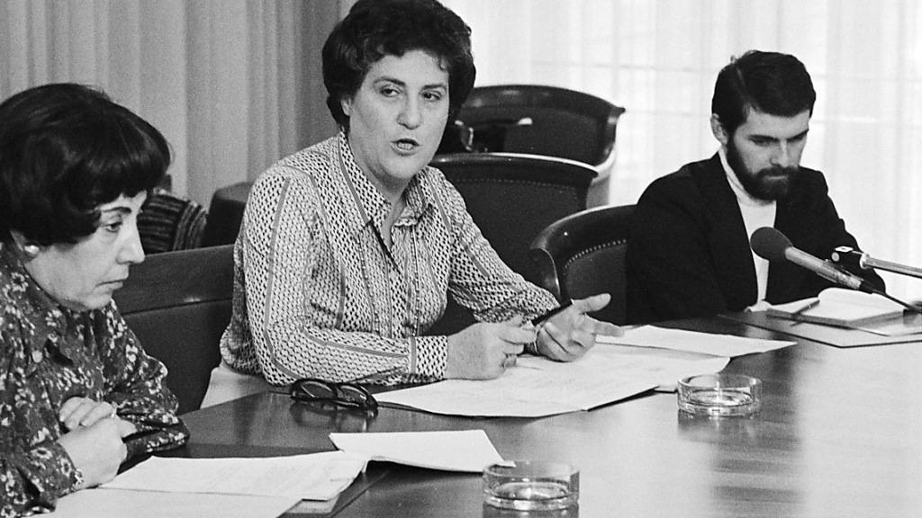Jacqueline Berenstein-Wavre, Vizepräsidentin des Komitees für Frauenfragen (links), zusammen mit Komitee-Präsidentin Emilie Lieberherr bei einer Pressekonferenz 1976.