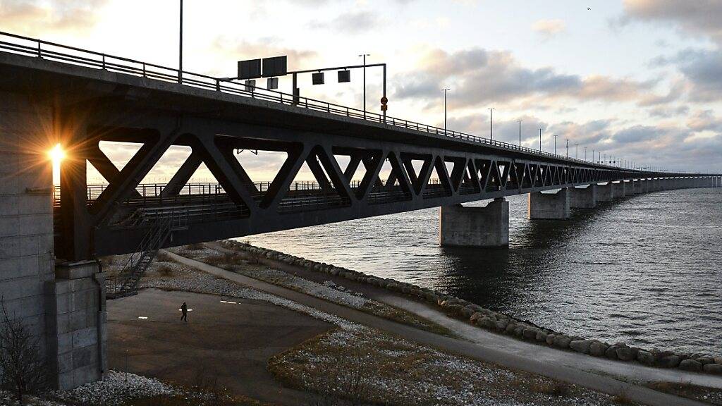 Drei Städte im Süden Schwedens haben an fünf Tagen in Folge Durchschnittstemperaturen von über zehn Grad Celsius verzeichnet. Im Bild: Die Öresund-Brücke in Malmö. (Archivbild)