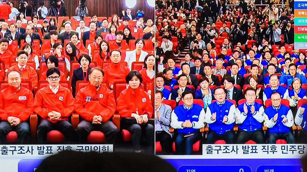Ein Monitor im Bahnhof Yongsan, Seoul: Die People Power Party, Han Dong-hoon (l), mit Parteimitgliedern beim Betrachten der Ergebnisse und sowie die oppositionelle Demokratischen Partei, Lee Jae-myung (r), mit Parteimitgliedern. Foto: Kim Jae-Hwan/Zuma Press/dpa
