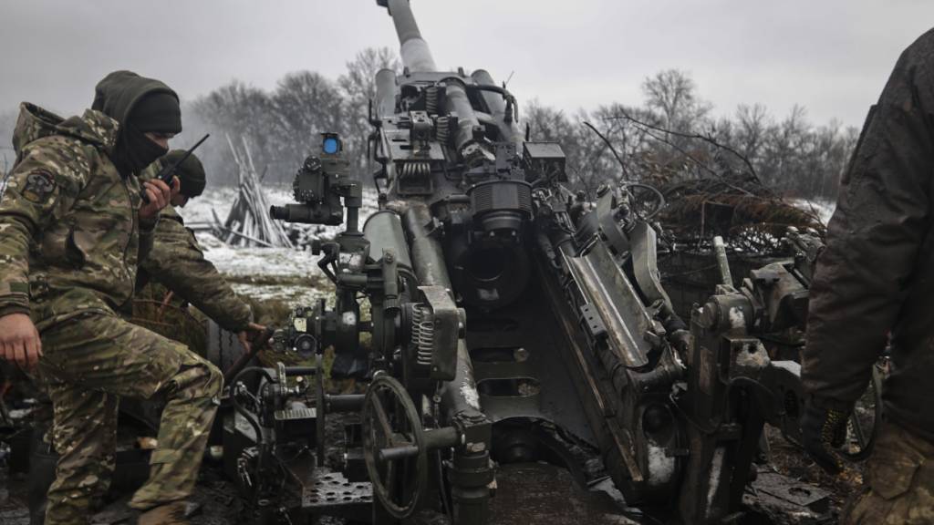 ARCHIV - Ukrainische Soldaten bereiten sich darauf vor, russische Stellungen an der Frontlinie an einem nicht genannten Ort in der Region Donezk zu beschießen. Foto: Roman Chop/AP/dpa/Symbolbild