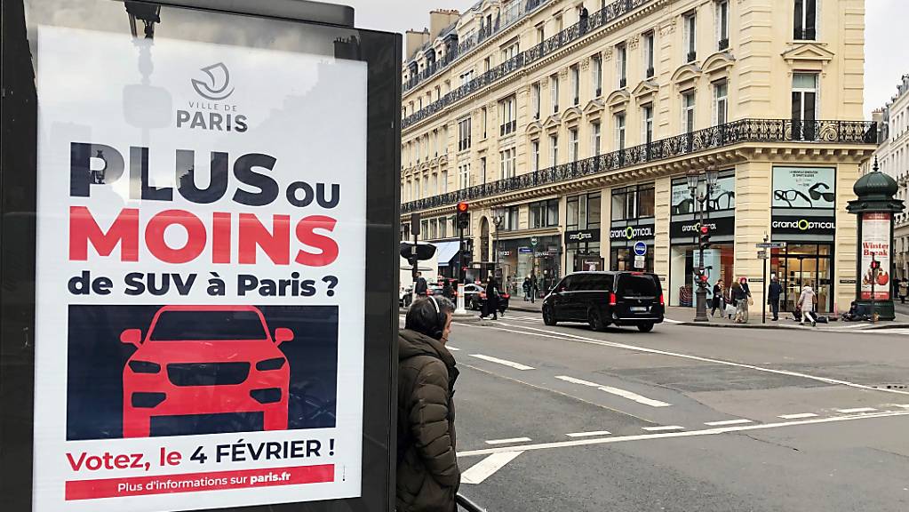 Auf einer Werbetafel informiert die Stadt Paris über eine Bürgerbefragung zu erhöhten Parkgebühren für SUV.