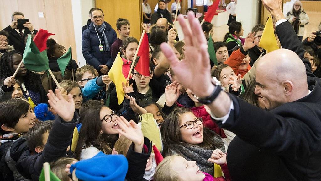 Alain Berset geniesst den Empfang durch Kinder in seinem Wohnort Belfaux FR.