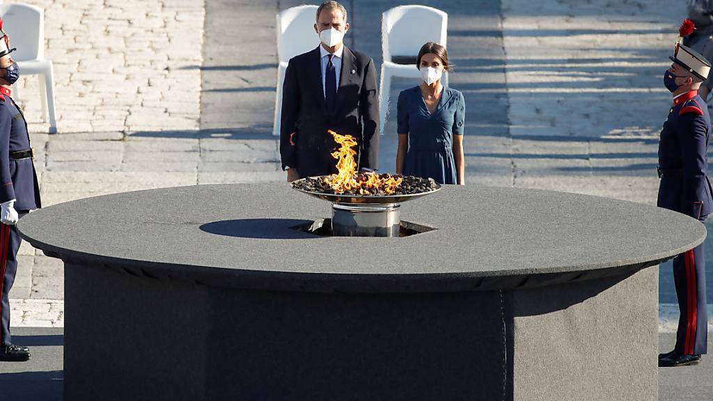Felipe VI., König von Spanien, und Königin Letizia nehmen an einer Trauerzeremonie zum Gedenken an die Corona-Opfer auf dem Armeria-Platz im Madrider Königspalast teil. Die Veranstaltung, die im zweiten Jahr in Folge organisiert wird, konzentriert sich dieses Mal auf das Gesundheitspersonal, das an Covid-19 gestorben ist. Foto: Javier Lizon/POOL EFE/dpa