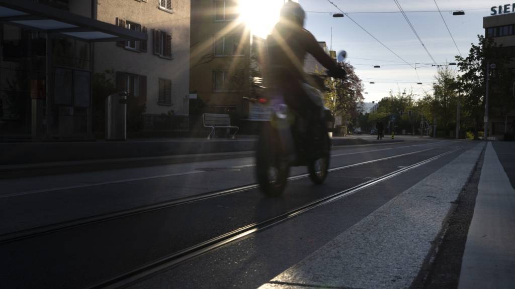 Wenn Sonnenlicht durch ein Fenster fällt, beeinflusst die Farbe der Scheibe stark, wie stark man geblendet wird. (Archivbild)