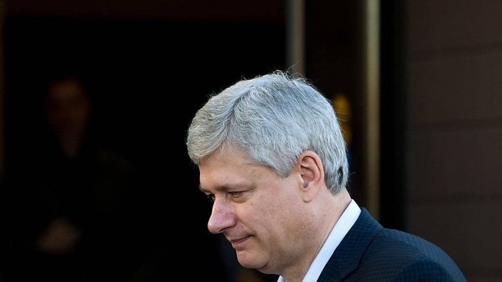 Verlässt das Wahllokal - und auch die Regierungsspitze? Kanadas Premier Stephen Harper in Calgary