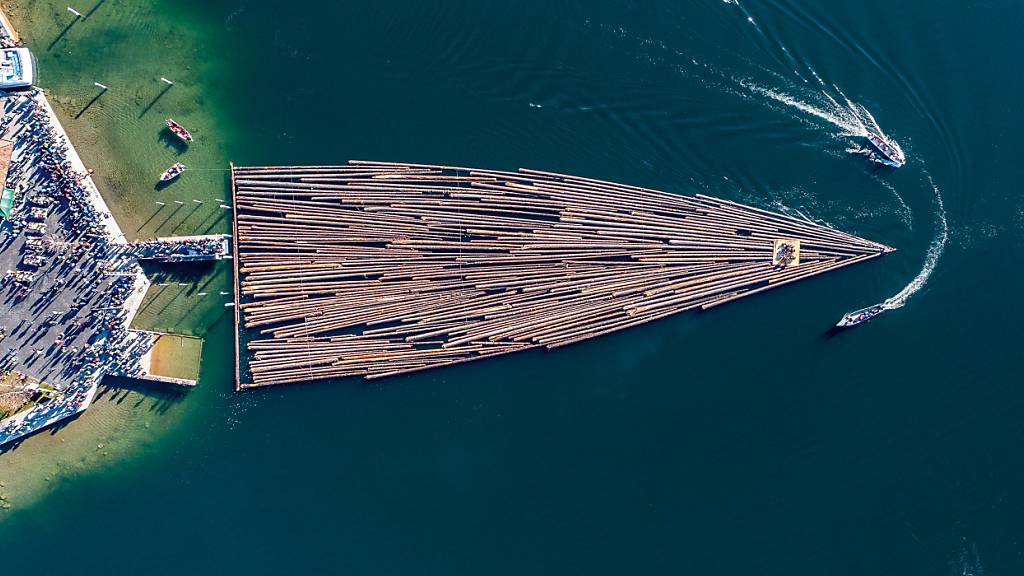 Kanton Zug sperrt den Seeweg am Ägerisee wegen der Flösserei