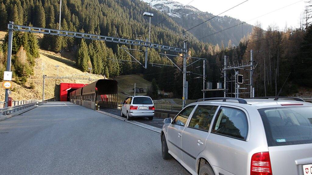 Beim Vereina-Autoverlad fliessen die Investitionshilfen des Bundes beispielsweise in den Kauf und Umbau einer Lokomotive durch die Rhätische Bahn. (Archivbild)