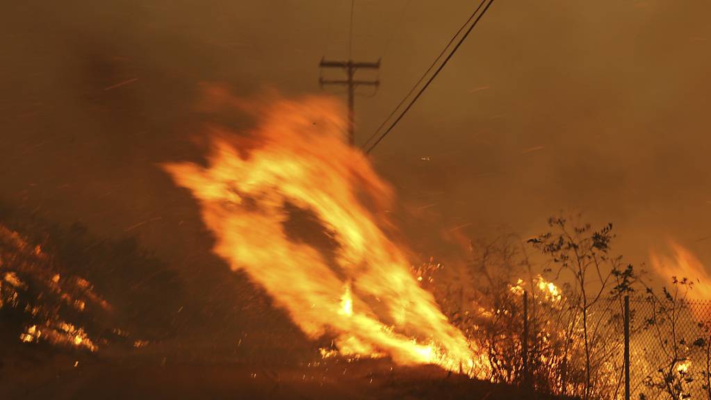 Bevorstehende Extrem-Winde stellen für die Feuerwehrleute in Kalifornien im Kampf gegen die Buschbrände eine Gefahr dar. (Archivbild)