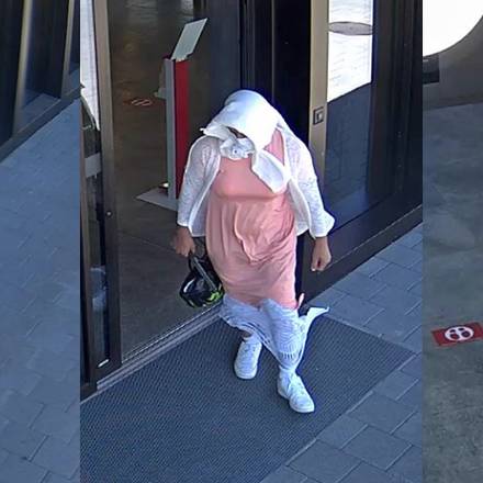 Zeugen gesucht: Person im rosaroten Sommerkleid überfällt Raiffeisen-Bank