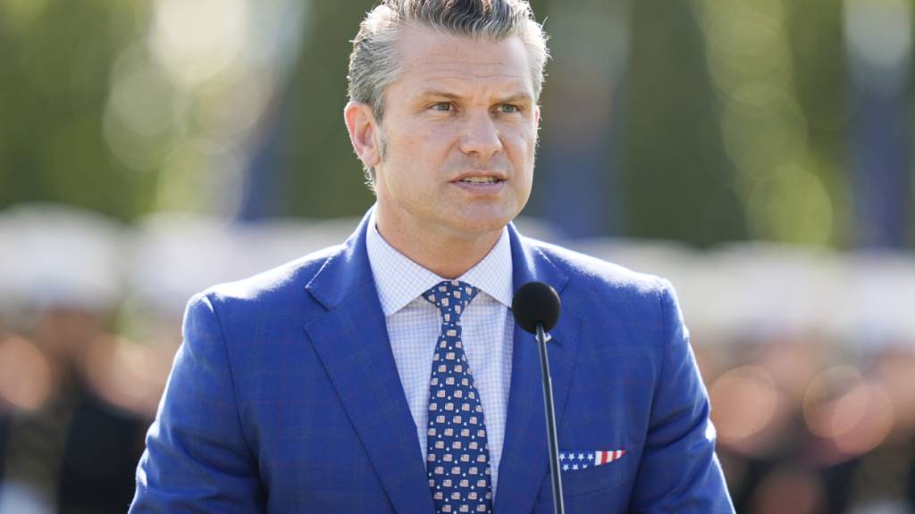ARCHIV - US-Verteidigungsminister Pete Hegseth spricht während der Zeremonie am National POW/MIA Recognition Day im Pentagon. Foto: Julia Demaree Nikhinson/AP/dpa