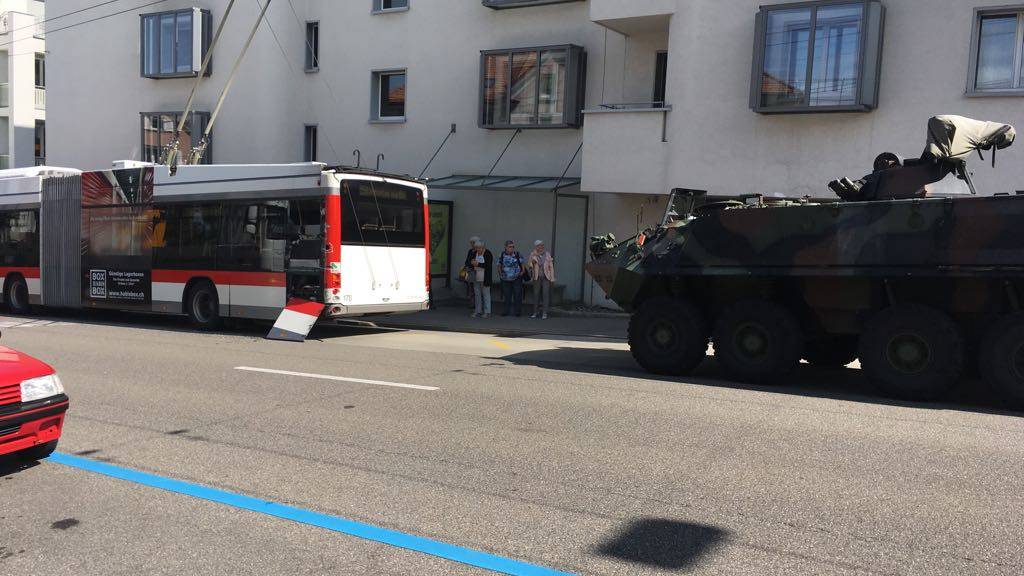 An der Ruhbergstrasse krachte ein Panzern in einen Bus der VBSG.