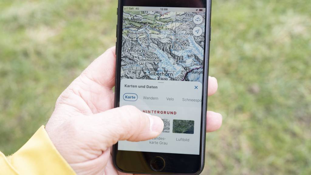 Die Swisstopo-App auf einem Smartphone. Das Bundesamt für Landestopografie hat eine neue Online-Schatzsuche für Schüler  lanciert. (Archivbild)