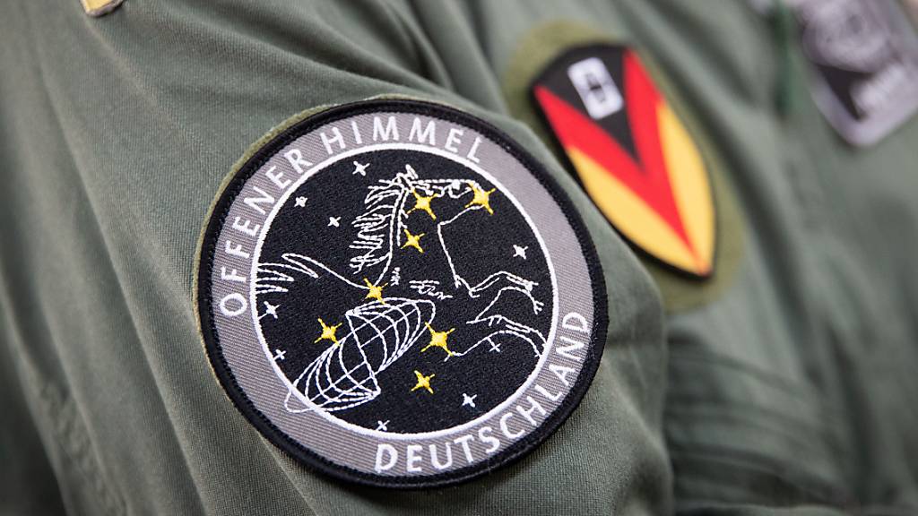 Das Abzeichen für die Mission «Offener Himmel» prangt am Arm eines Crew-Mitglieds eines Missionsflugzeugs der Bundeswehr (Archiv). Der vor sechs Monaten angekündigte Ausstieg der USA aus dem Abkommen über militärische Beobachtungsflüge ist wirksam geworden. (Archiv)