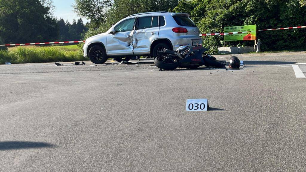 Motorradfahrer bei Kollision mit Auto in Pfäffikon schwer verletzt