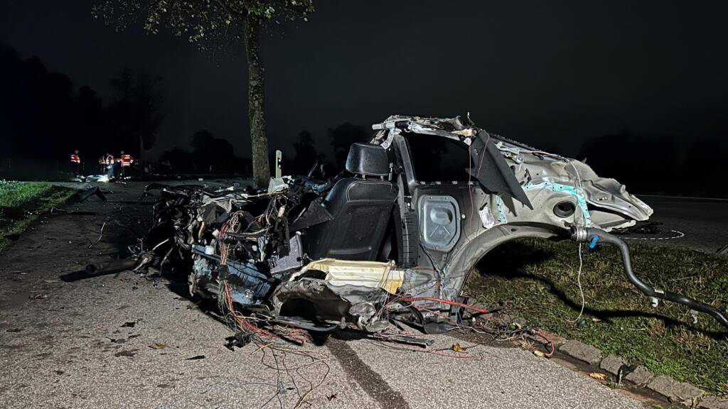 21-jähriger Autofahrer prallt in Winkel ZH in Baum und stirbt