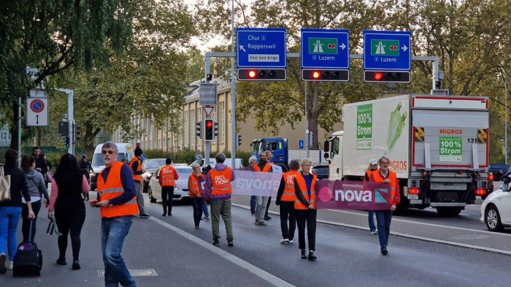 15 Aktivisten von Renovate Switzerland haben am Donnerstagmorgen in Zürich kurzzeitig den Verkehr blockiert.