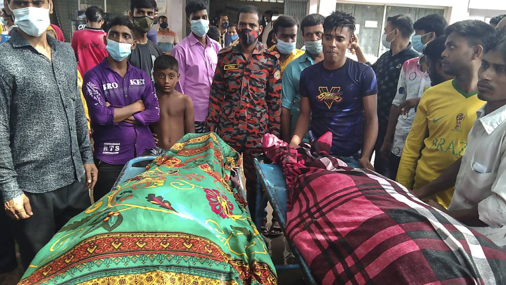 Personen stehen um die Leichen von Opfern, die durch einen Blitzeinschlag starben. Mindestens 15 Gäste sind auf dem Weg zu einer Hochzeitsfeier in Bangladesch vom Blitz getroffen worden und gestorben. Foto: Md Jahangir Alom/AP/dpa Foto: Md Jahangir Alom/AP/dpa