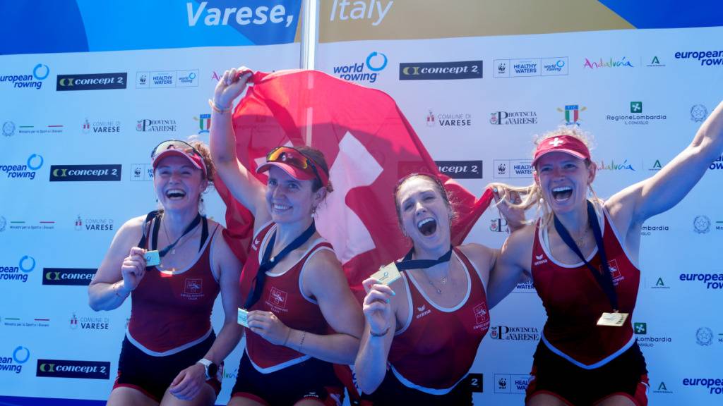 Nina Wettstein, Flavia Lötscher, Célia Dupré und Lisa Lötscher feiern in Varese ihren Gold-Coup