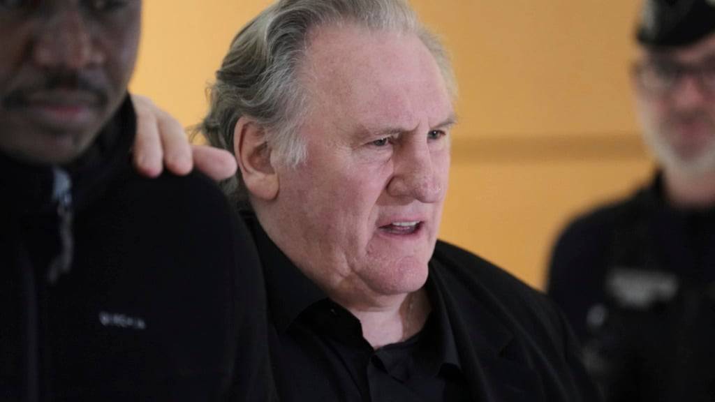 ARCHIV - Der Schauspieler Gerard Depardieu kehrt nach einer Pause in den Gerichtssaal zurück. Foto: Aurelien Morissard/AP/dpa