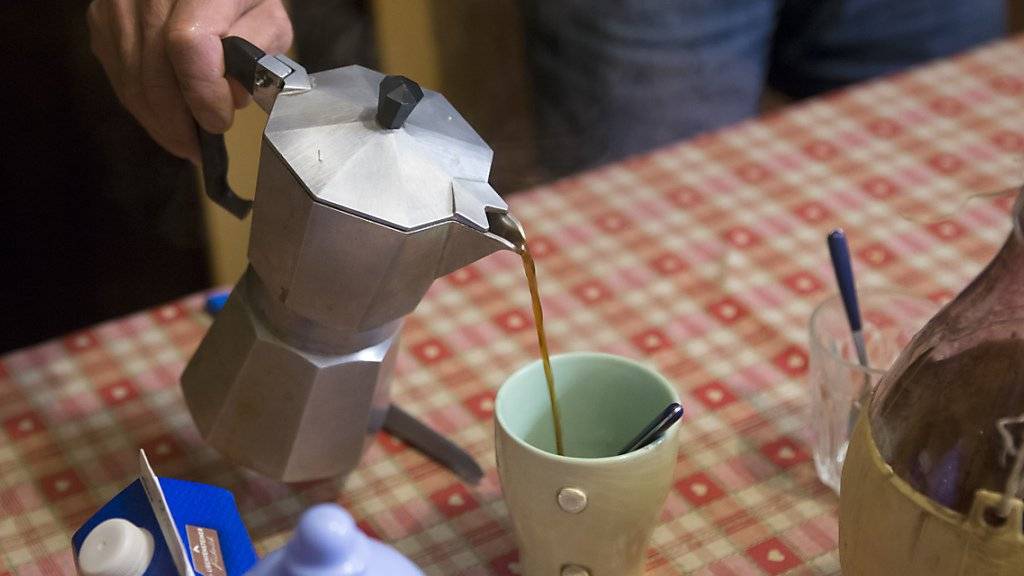 Kaffeeliebhaber können aufatmen: Die WHO-Behörde IARC hat beim Sichten Hunderter Studien keinen Hinweis gefunden, dass Kaffee das Krebsrisiko erhöht. (Symbolbild)