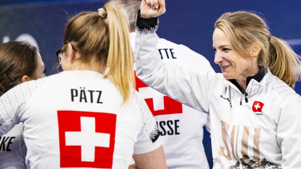 Zeigefinger nach oben: Silvana Tirinzoni (re.), Alina Pätz und ihre Teamkolleginnen streben am Sonntag den ersten Olympiasieg für die Schweizer Frauen an