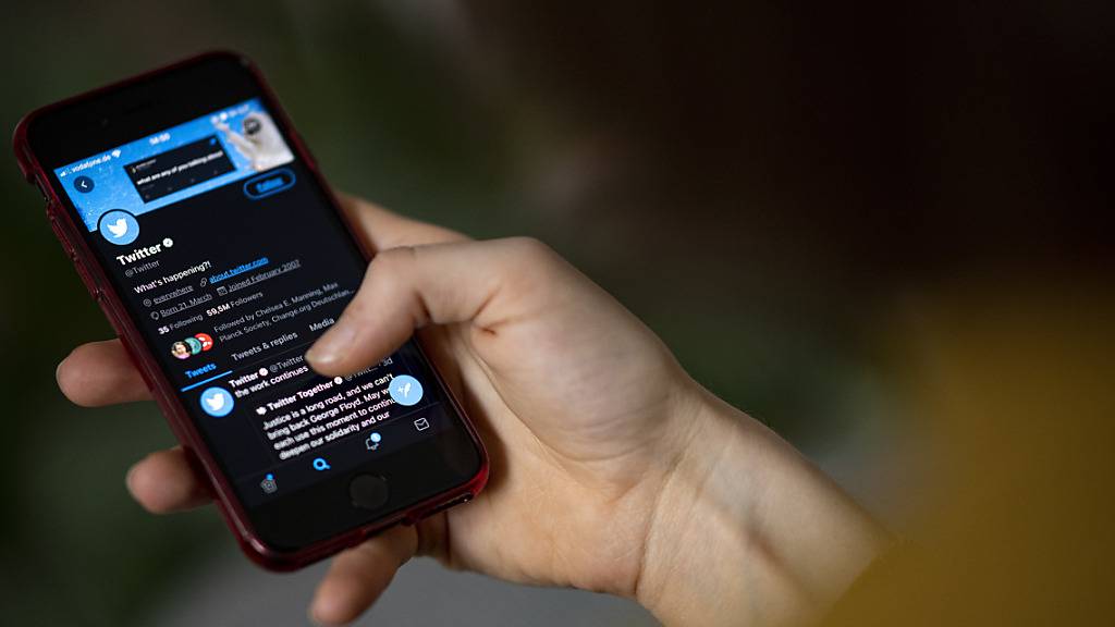 Auf dem Bildschirm eines Smartphones sieht man die geöffnete Twitter-App. In Nigeria wurde aufgrund einer Regierungsanweisung der Zugang zu dem Kurznachrichtendienst gesperrt.