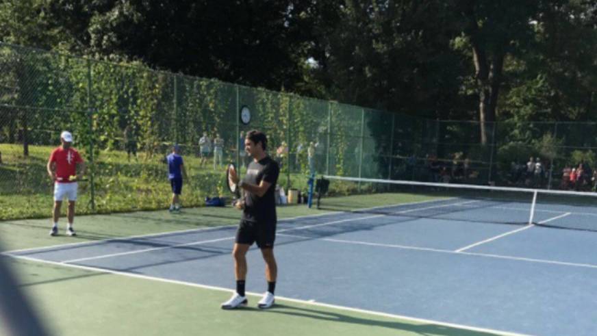 Roger Federer spielt im Central Park Tennis