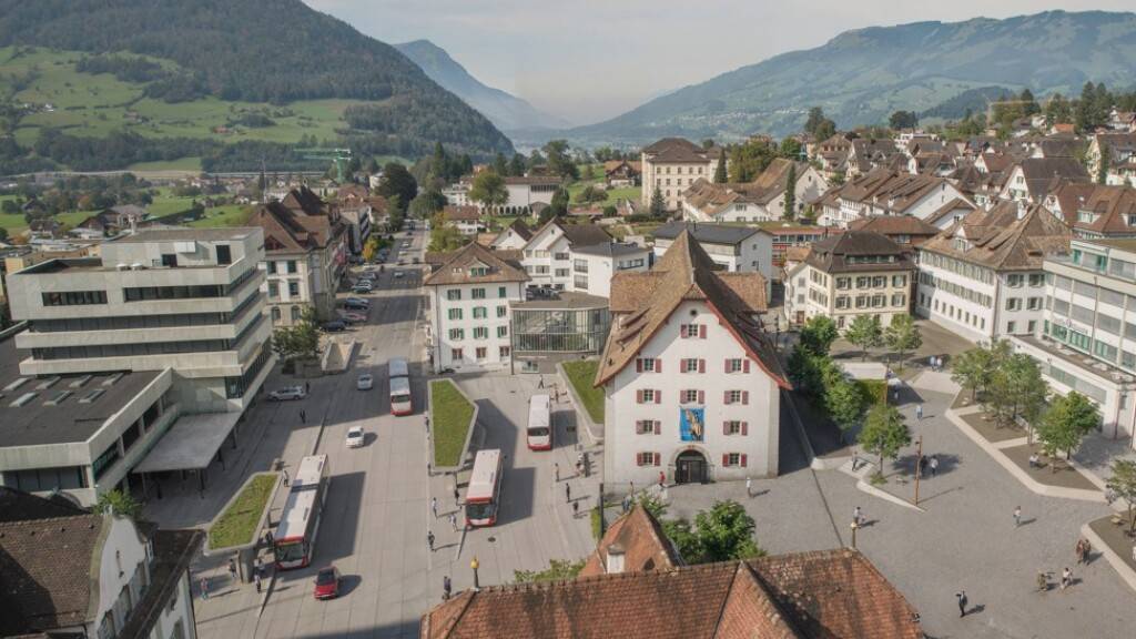 In Schwyz starten die Bauarbeiten für den neuen Bushof