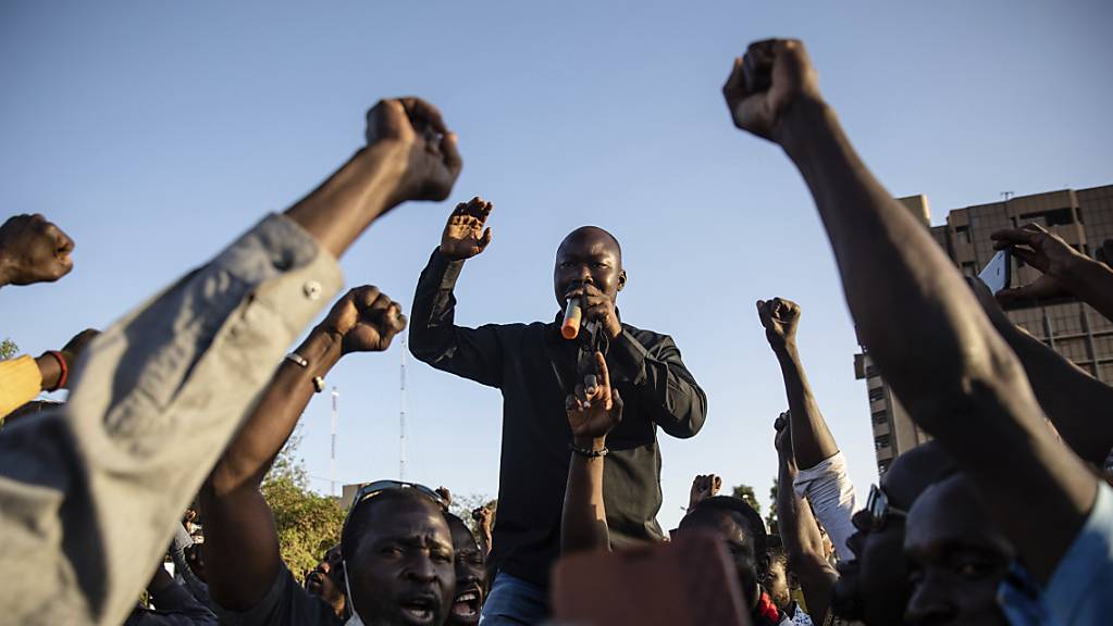Mamadou Drabo, Anführer der Bewegung «Rettet Burkina Faso», verkündet auf dem Place de la Nation vor der versammelten Menge, dass Oberstleutnant Damiba die Führung des Landes übernommen hat. Foto: Sophie Garcia/AP/dpa