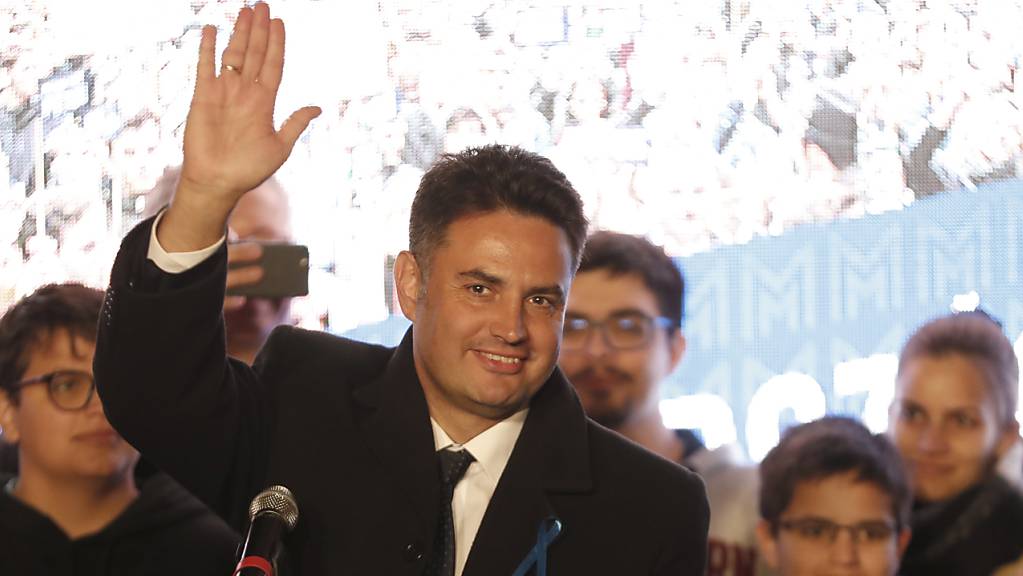 Der konservative Kandidat Peter Marki-Zay feiert, nachdem er die Vorwahlen der Opposition in Ungarn gewonnen hat. 