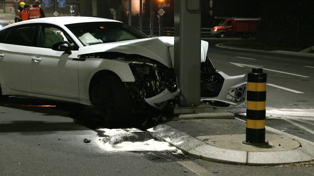 Auto prallt in Beleuchtungsmasten – vier Jugendliche verletzt