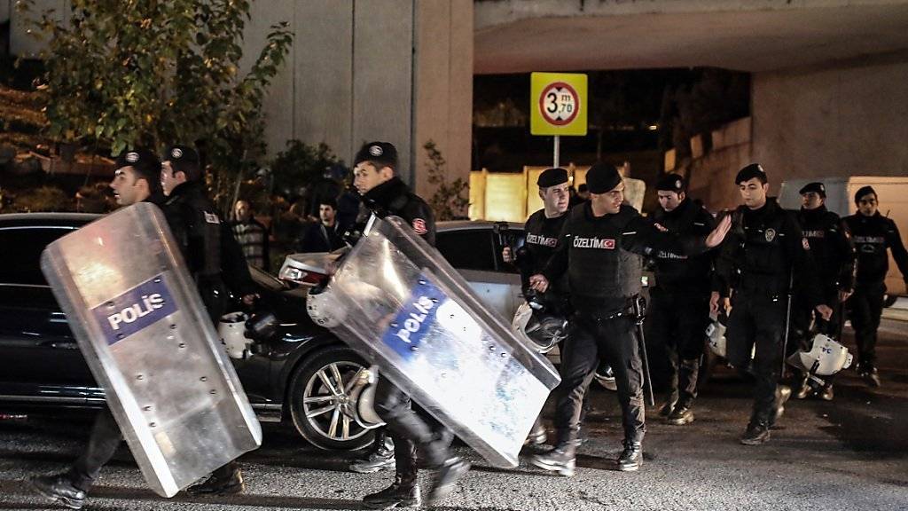 Sicherheitskräfte durchsuchen das Gelände um die Explosionsstelle in Istanbul.