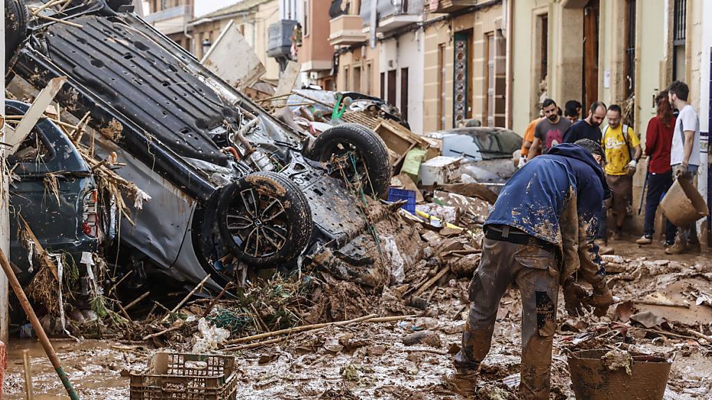 dpatopbilder - Mehrere Personen beseitigen die durch das Unwetter verursachten Schäden. Foto: Rober Solsona/EUROPA PRESS/dpa