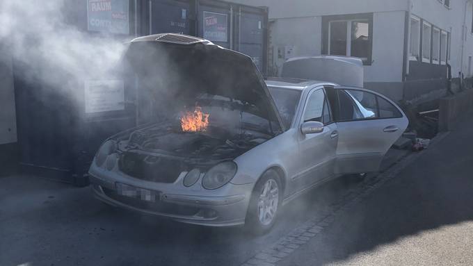 Patrouille entdeckt brennendes Auto